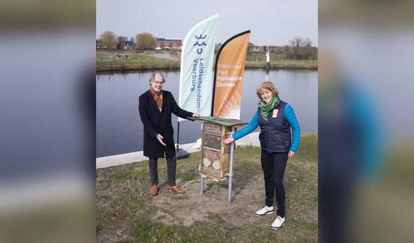 <p>Met het openen van het insectenhotel (Oostvlietweg – Midden Nederlandroute, Leidschendam) starten wethouder Leidschendam-Voorburg Floor Kist en directeur Nationaal Park Hollandse Duinen Georgette Leltz het project ‘Ecologische verbindingen langs Hollandse Banen’, voor verbetering van de biodiversiteit in het gebied tussen Den Haag, Leiden en Zoetermeer. </p>