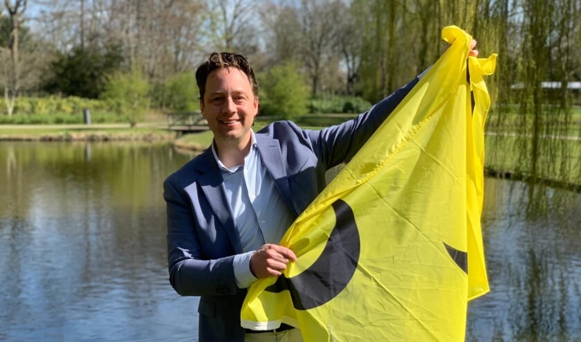 <p>Wethouder Paul de Bruijn heeft een nieuwe vlag aangeschaft. </p>