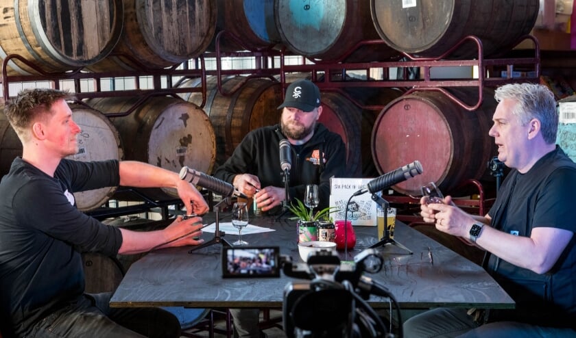 <p>vlnr Roel Buckens – Brouwerij Frontaal, Ferry Wijnhoven – Beer Geeks en Thomas Acda – ambassadeur ALS proeven de Iron Horse het ALS bier dat bij Frontaal gebrouwen is. </p>