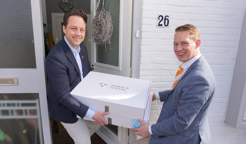 <p>Wethouder Paul de Bruijn ontving de eerste proefbox van de Voorschotense Proeverij uit handen van Ronde Tafel voorzitter Jasper Janssen. </p>