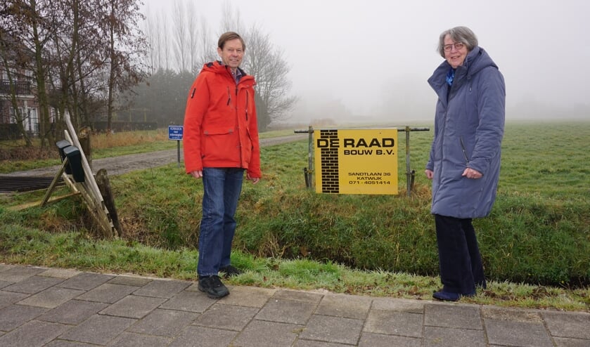 <p>Buren Albert Steinebach en Marijke de Vrankrijker vinden dat de tijdelijke ontsluitingsweg van Starrenburg III op een slechte plek is gepland. Foto: VSK </p>