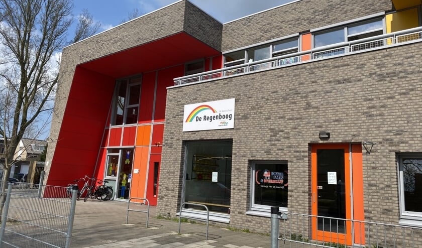 <p>Basisschool De Regenboog heeft de deuren moeten sluiten. Een kwart van de leerkrachten en veel kinderen zijn besmet. </p>
