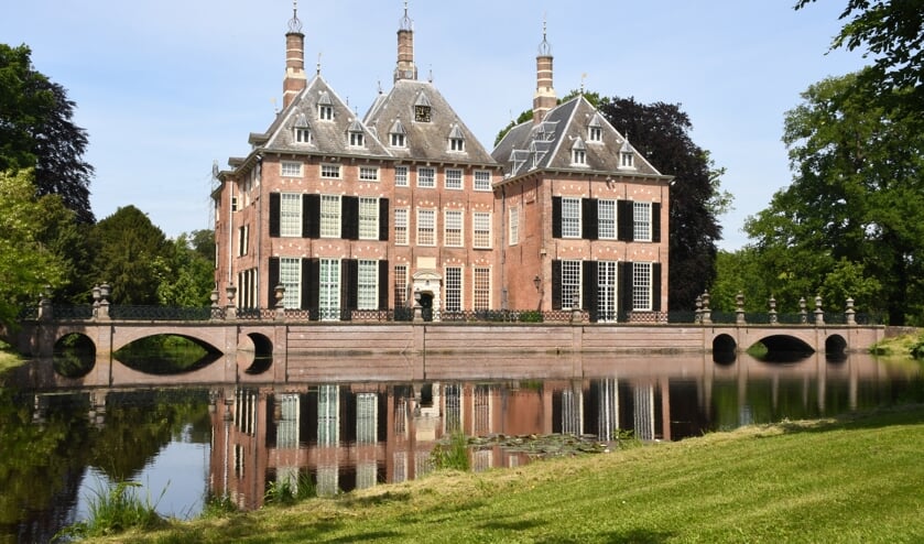 <p>Lisanne Broere schreef over Kasteel Duivenvoorde in het boek 'Mooiste fotolocaties van West-Nederland.'</p>