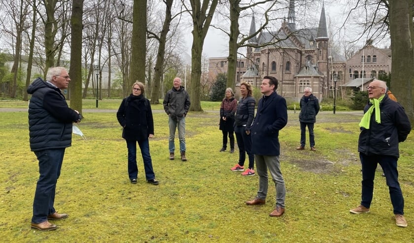 <p>Directeur Peter Meijs leidde de gemeenteraadsleden rond en legde de plannen voor de nieuwe buitenplaats Huize Bijdorp uit. Foto: VSK </p>