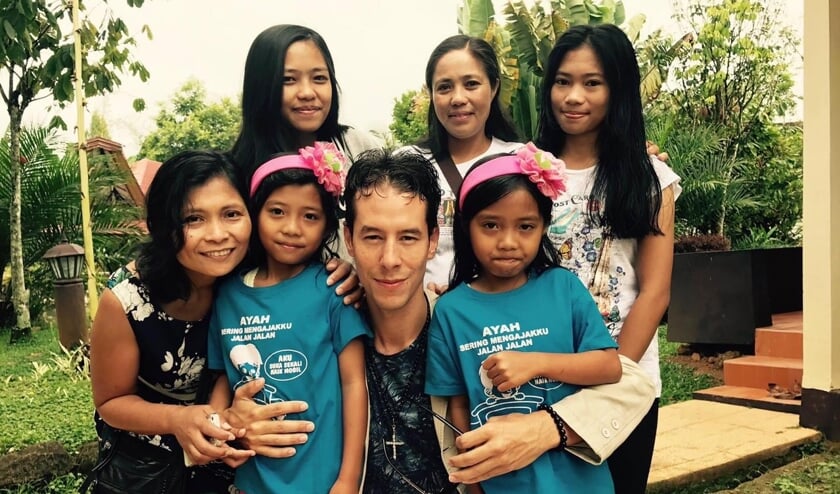 <p>Fina Sampe en Michiel Eduard in Toraja, Sulawesi. Deze kansarme kinderen worden ook ondersteund. Foto: Bert van Willigenburg </p>