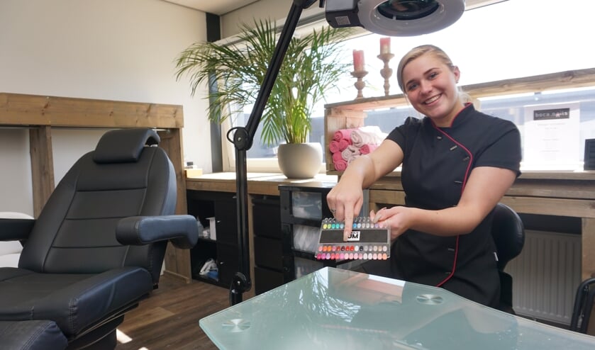<p>Sam Juffermans is 17 jaar en ondernemer. Vorig jaar startte ze Boca Nails & More. Foto: VSK</p>