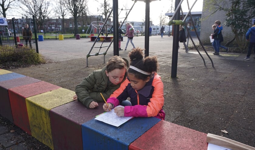 <p>Heerlijk in de buitenlucht lessen volgen. De Gevers Deynootschool deed mee aan de buitenlesdag. Foto's: VSK</p>
