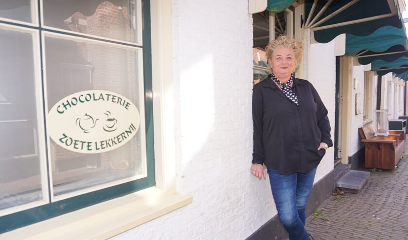 <p>De Voorstraat-kant gaat dicht maar Chocolaterie Zoete Lekkernij van Odilia blijft actief op de Tramsteeg. Foto: VSK</p>