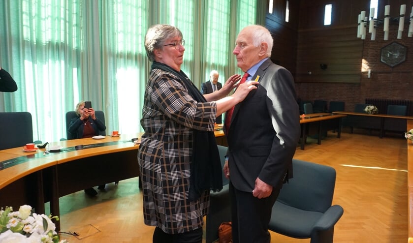 <p>Cees Besuyijen werd vanmorgen Koninklijk onderscheiden. Dochter Jolanda speldde de versierselen op. Foto: VSK</p>