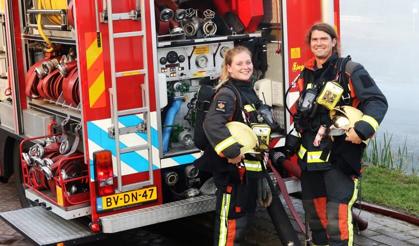 <p>Marloes Bos en Sietse Baars van de vrijwillige Brandweer Voorschoten. Het is één van de 100 verhalen van de campagne 'Mensen Maken Nederland.'</p>