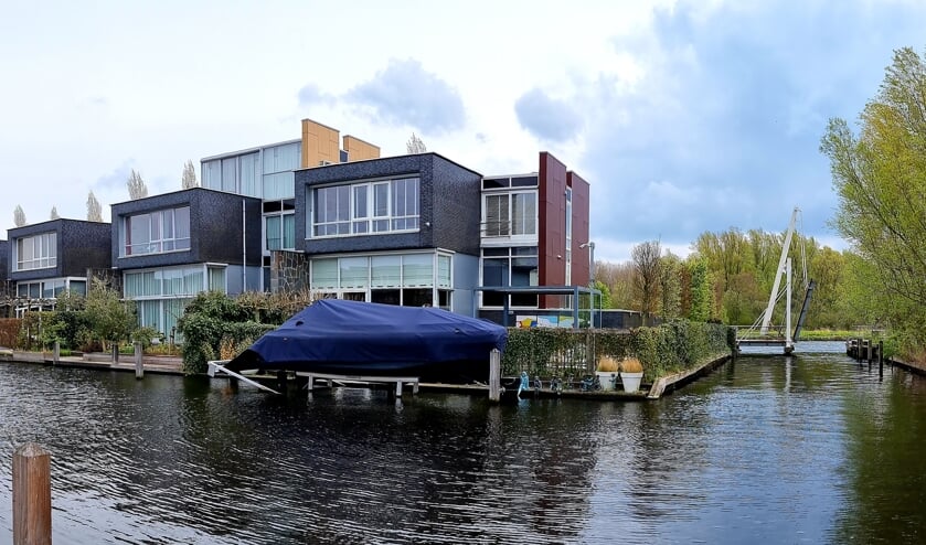 <p>Rechts naast de huizen is de opgetrokken Hofvlietbrug. </p>