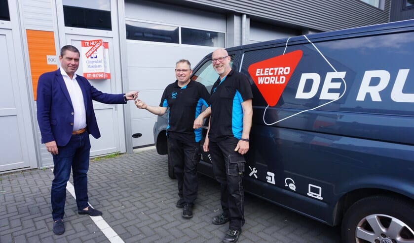 <p>Een bijzonder moment voor De Ru Service afgelopen vrijdag. Gerard de Ru (m) en Remko Meijer (r) krijgen van makelaar Patrick Bakker de sleutel van het nieuwe pand. </p>