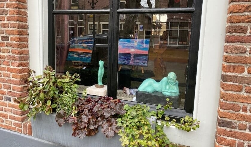 <p>De VKK kan nog niet exposeren in het Ambachts- en Baljuwhuis maar de kunst is wel achter de ramen van het pand te zien. </p>