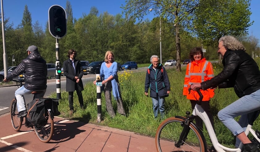 <p>Tweede van links is Caroline Klaver-Bouman (wethouder), tweede van rechts Ada Meltzer (Fietsersbond) en in oranje jas, Leonie Zeestraten (Rijkswaterstaat)</p>