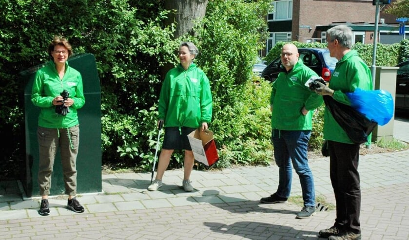 <p>Opruimen in de Vlietwijk. De GroenLinks fractie, wethouder Spil en 15 bewoners haalden zakken met zwerfafval van straat. </p>