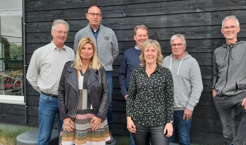 <p>Het nieuwe bestuur inclusief de beheerder van het tennispark, van links naar rechts; Ton van Emmerik, Evelien Loose, Cees Rietmulder, Bas Norel, Jolanda Friedhoff-Kneijber, Henny Rodenburg (beheerder) en Peter Scholtens.</p>