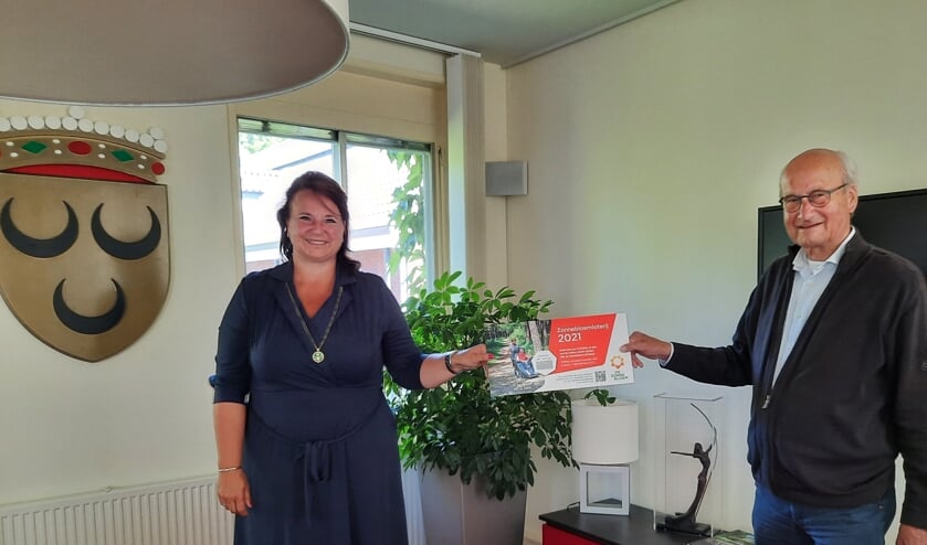 <p>Burgemeester Nadine Stemerdink kocht het eerste Zonnebloem lot in Voorschoten van Zonnebloemvoorzitter Rob van Gelder</p>