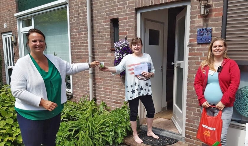 <p>Burgemeester Stemerdink (l) en een groep vrijwilligers van Voorschoten Voor Elkaar bedankten de mantelzorgers. Foto: Voorschoten Voor Elkaar</p>