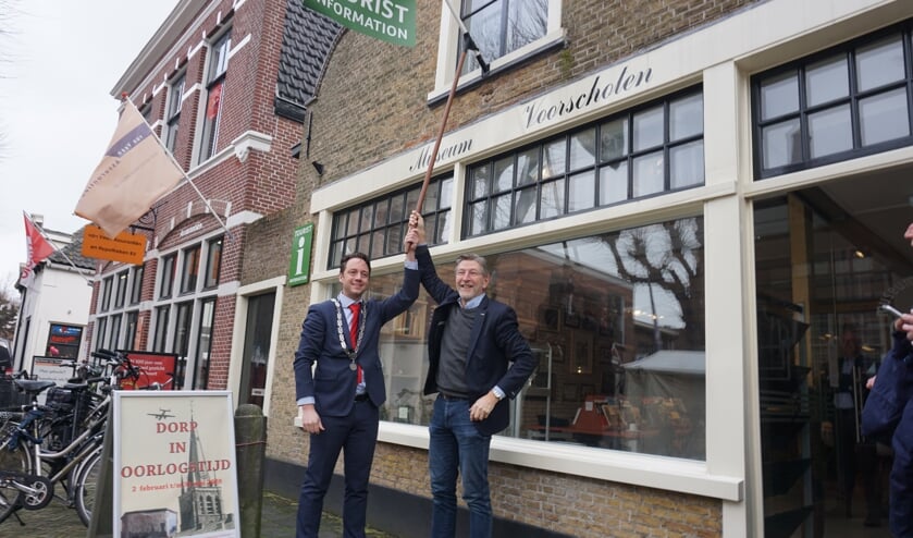 <p>Vorig jaar openden wethouder De Bruijn en voorzitter Hans Rasch het Toeristen Informatiepunt bij het museum. Foto: VSK</p>
