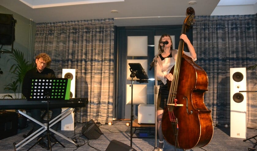 Dorpsgenoot Hildegard Mandos speelt en zingt de sterren van de hemel.