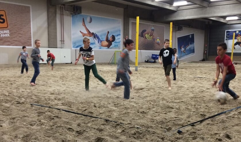 Beachvolleybal is een van de activiteiten die Woej en SenW organiseerden voor de Jonge Helden (archieffoto).