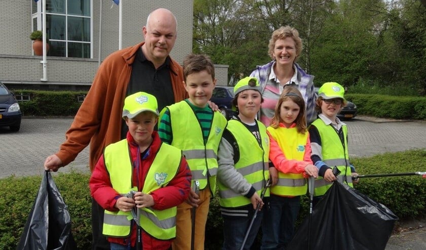 <p>Basisschoolkinderen van De BeestenBende laten zien hoe bedreven zij intussen al zijn in het schoon houden van de eigen buurt (archieffoto Ap de Heus).</p>