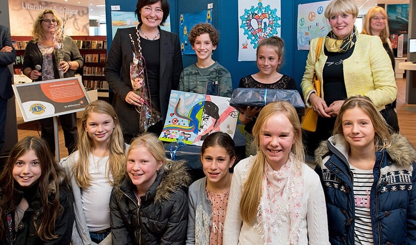 <p>Prijsuitreiking van de Vredesposterwedstrijd 2014 (archieffoto Hein Athmer).</p>
