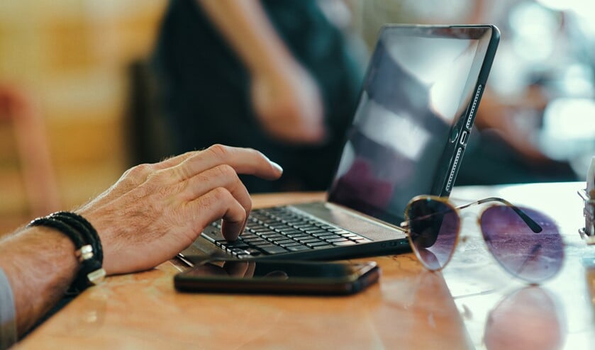 <p>Voor het volgen van online lessen bleek niet elk gezin te beschikken over genoeg laptops (archieffoto Martijn Mastenbroek).</p>