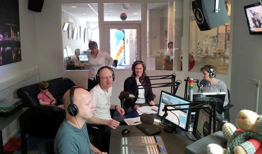 <p>Archieffoto van bezoek in de studio van Midvliet.</p>