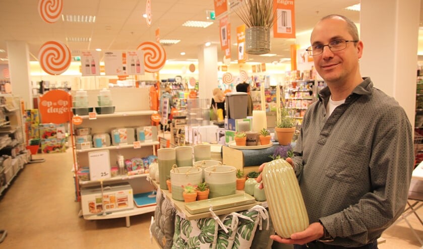 Edwin Lantrok werkt al 22 jaar met veel plezier bij Blokker en ook in Nootdorp heeft hij het dik naar zijn zin.