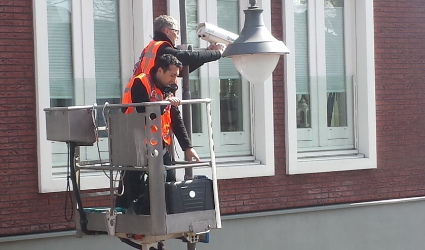 Het plaatsen van de camera op het Damplein (foto: Tom Lek).