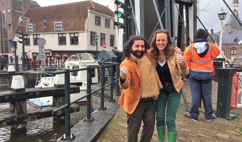 Shervin Nukuee en Esseline van de Sande (r.) van de Stadscoalitie organiseren de Pop-up Bazar in hartje Leidschendam (foto: pr).
