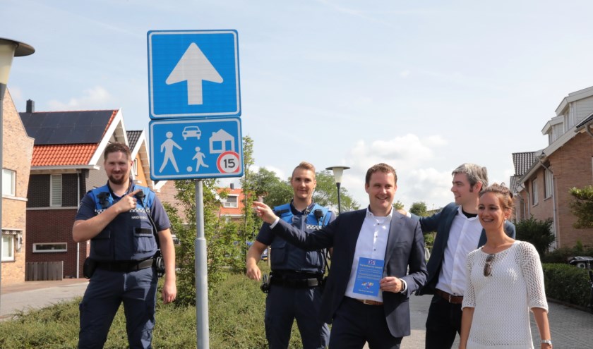 Wethouder Marc Rosier (verkeer en vervoer) overhandigde de eerste flyers aan de initiatiefnemers.Foto: Jan van Es