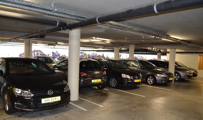 <p>Uit cijfers blijkt dat er in de parkeergarage Damplein ruimte is voor extra ontheffingen voor direct omwonenden van de garage (foto: Inge Koot).</p>