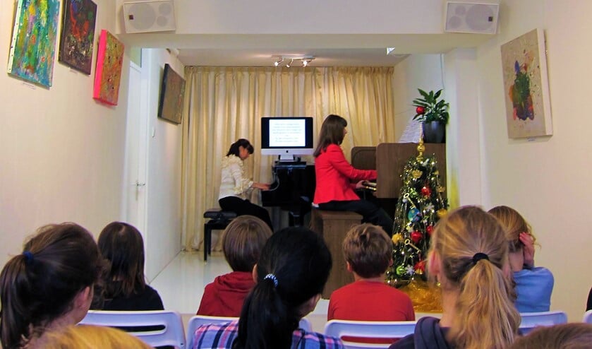 <p>De zussen Askarova geven ook huiskamerconcerten in hun theatertje 't Hart Voorburg (archieffoto).</p>