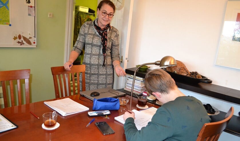 Onder toeziend oog van Gea Beijering maken de leerlingen hun huiswerk (foto: Inge Koot).
