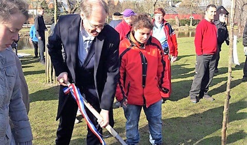 <p>Het planten van bomen tijdens een eerdere boomplantdag toen er nog geen corona was (archieffoto).</p>
