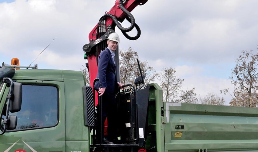 Wethouder Floor Kist heeft de nieuwe gracht opgeleverd. (Foto's: Ot Douwes)