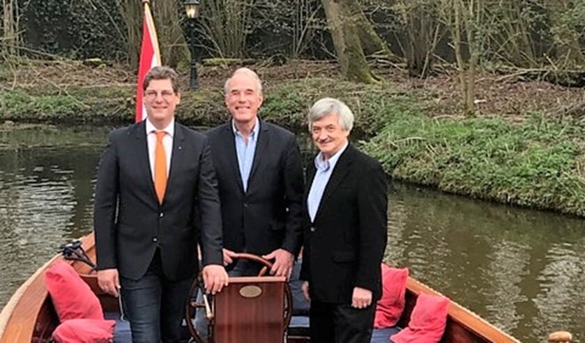 De organisatoren Bart Carpentier Alting, Wang Choy en Harry Kortman van de opening van het vaarseizoen nemen zelf plaats in een sloep (foto: pr).