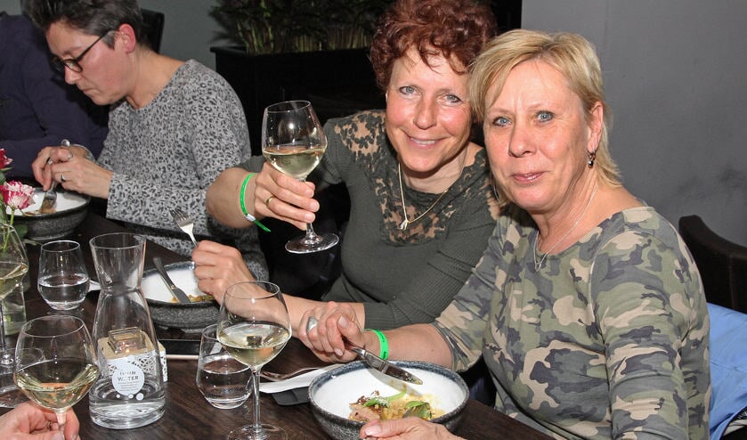 Een gezellig samenzijn met een hapje en een drankje. (Foto's: Wim Dumay)