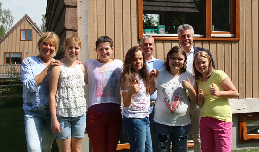 Initiatiefneemster en begeleidster Irene Scheffers, Vivian, Demi, Sophie, zorgmanager Arne, Donna, Parkmanager Arjan, Naomi. Foto: Ad Groenendaal