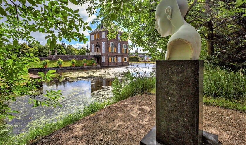<p>Zicht op Hofwijck uit de Tuin van Huygens' Hofwijck tijdens een beeldententoonstelling (foto: Charles Groeneveld).</p>