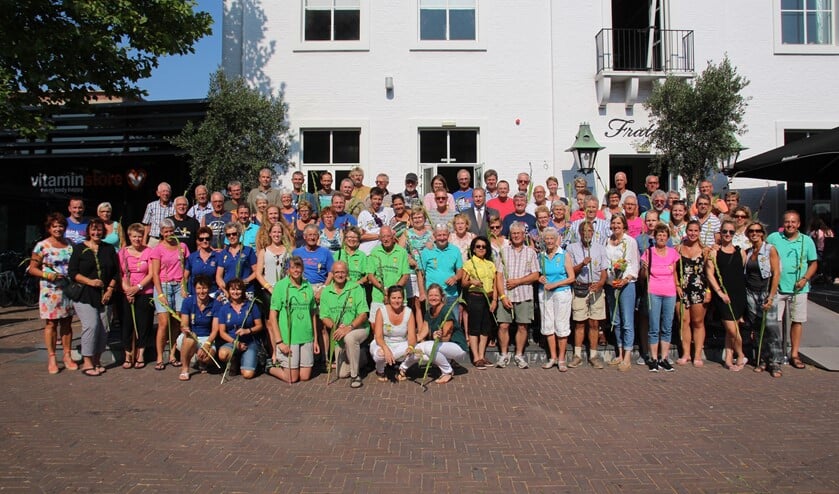 De lokale deelnemers op de groepsfoto met wethouder Peter Hennevanger die alle deelnemers een consumptie aanbood op het Fratelliterras.