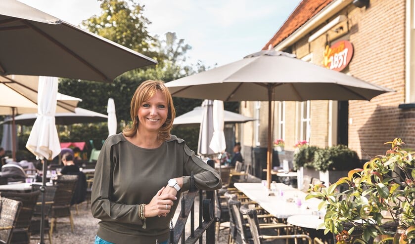 Kim Kleiweg op het zonnige terras. (foto Marieke Zelisse)