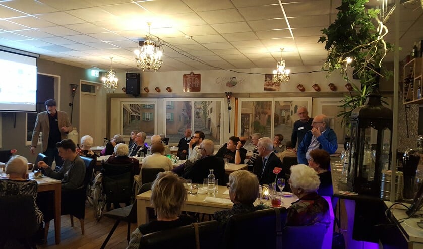 Dorpshistoricus Erik Bevaart gaf een zeer boeiende lezing in restaurant Tout le Monde.