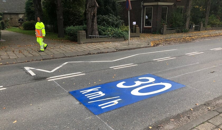 De maakster van de snelheidsaanduiding kijkt trots naar het resultaat. (foto: Martijn Mastenbroek)