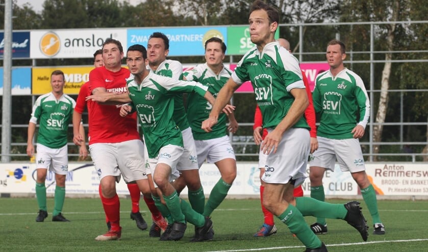 Jordi Cazier (SEV) staat op het punt een corner uit te verdedigen voordat GDA gevaarlijk kan worden (foto: AW).