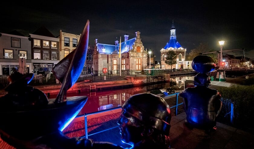 De sfeerverlichting van gebouwen en objecten aan de Sluis en langs de Vliet is officieel aangestoken (foto's Michel Groen).