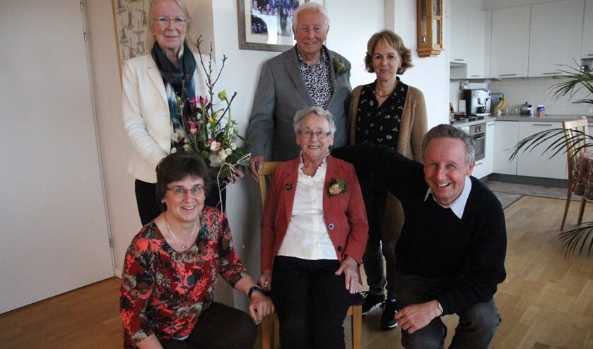 Het diamanten paar met vooraan dochter Annemarie, zoon Bas, en achteraan diens echtgenote Netty en de burgemeester.