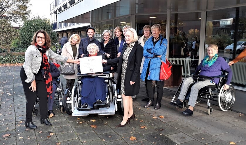 Een delegatie van Inner Wheel Voorburg overhandigde de cheque voor de aanschaf van een rolstoelfiets (foto: pr).